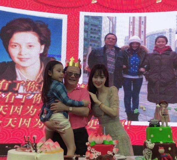 Nửa năm sau scandal ngoại tình: Giả Nãi Lượng đen nhẻm, gầy rộc, Lý Tiểu Lộ rạng rỡ bên bạn bè-10