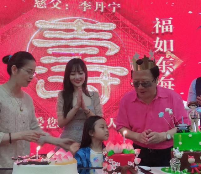 Nửa năm sau scandal ngoại tình: Giả Nãi Lượng đen nhẻm, gầy rộc, Lý Tiểu Lộ rạng rỡ bên bạn bè-11