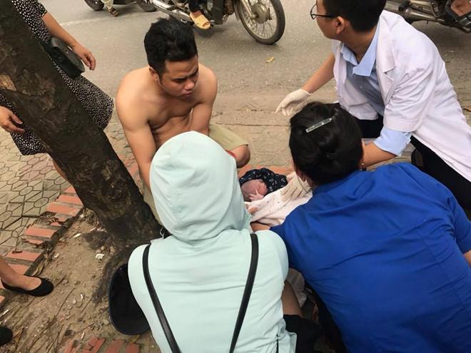 Bà bầu đẻ rơi con dọc đường, gọi 5 taxi không cái nào dừng lại-1