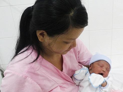 Bà bầu đẻ rơi con dọc đường, gọi 5 taxi không cái nào dừng lại-5