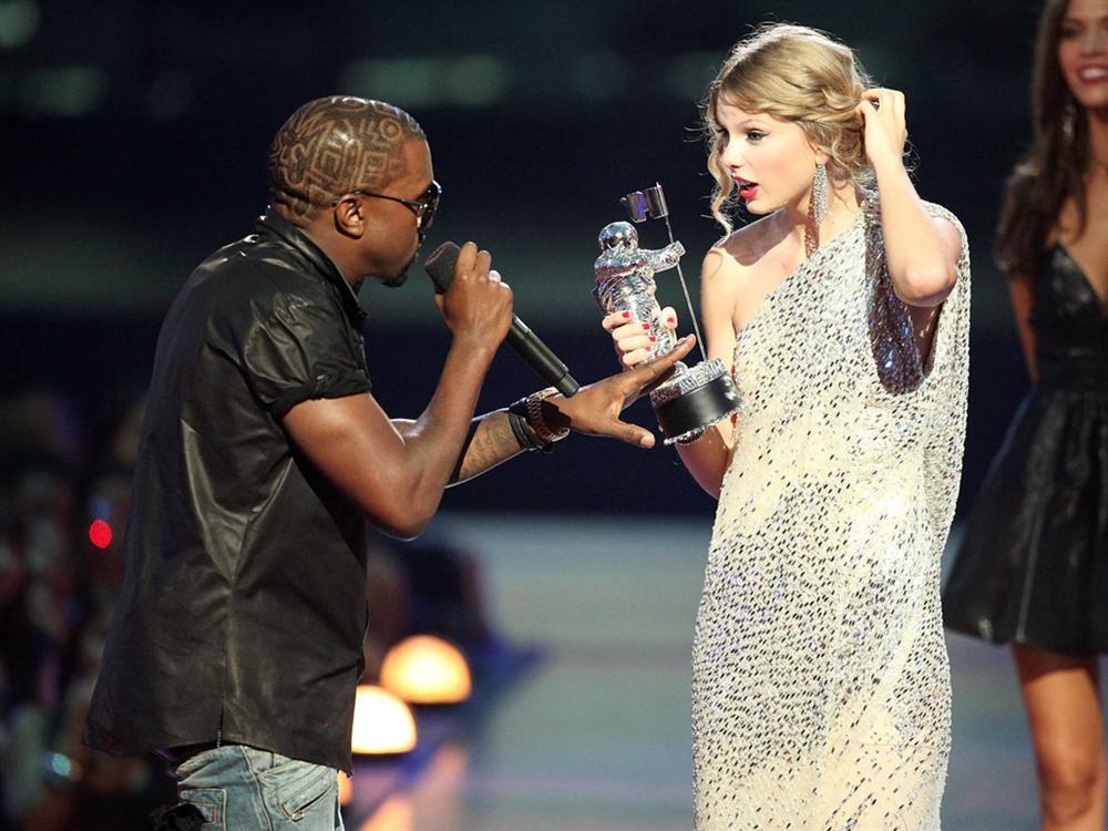 4 khoảnh khắc gây sốc nhất lịch sử Video Music Awards-3