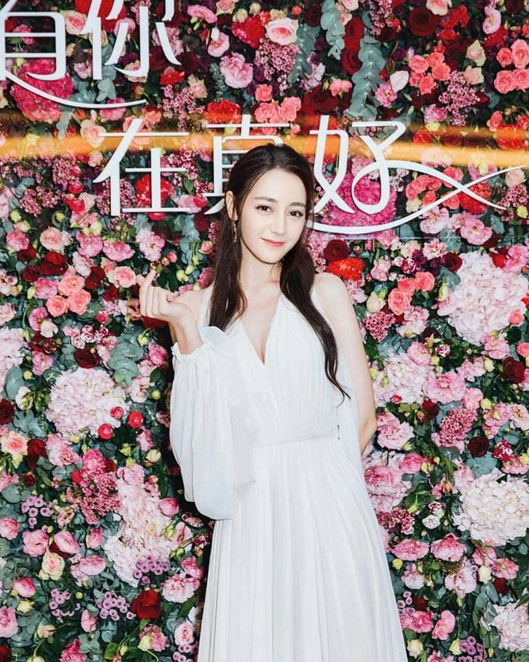 Địch Lệ Nhiệt Ba cứ xuất hiện là gây sốt vì quá đẹp-1