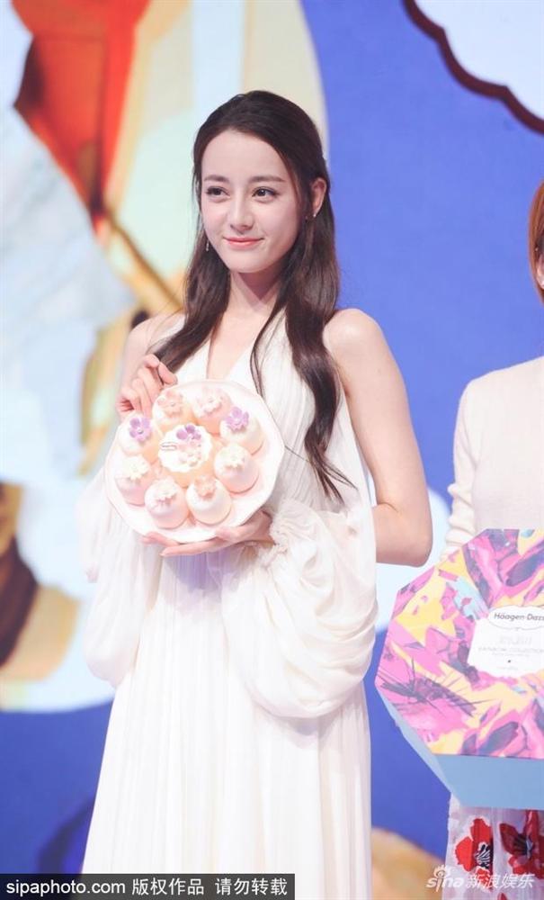 Địch Lệ Nhiệt Ba cứ xuất hiện là gây sốt vì quá đẹp-8