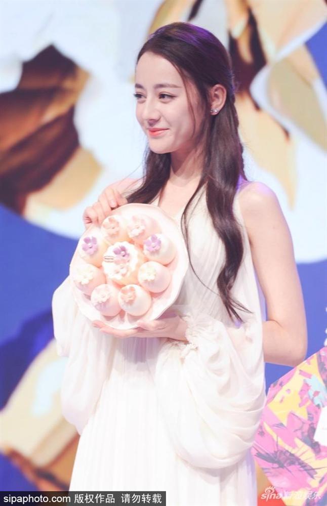 Địch Lệ Nhiệt Ba cứ xuất hiện là gây sốt vì quá đẹp-9