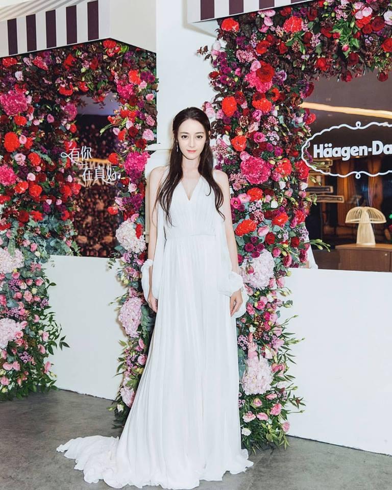 Địch Lệ Nhiệt Ba cứ xuất hiện là gây sốt vì quá đẹp-10