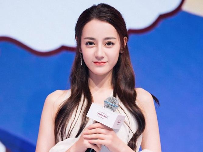 Mỹ nữ Tân Cương Địch Lệ Nhiệt Ba lộ trán hói và da nhạt nhợt khi chơi game trên truyền hình-9