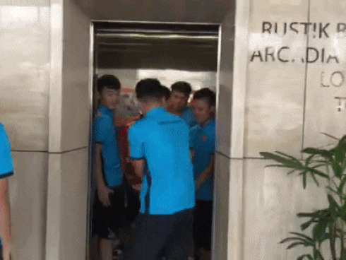 Còn ai lầy hơn Công Phượng, Xuân Trường nhất quyết không cho Đức Chinh đi cùng thang máy dù còn rất nhiều chỗ