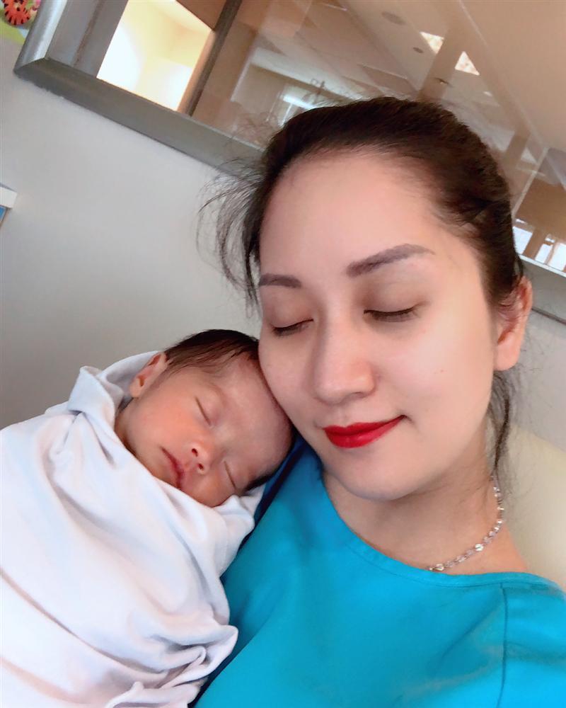 Ca sĩ Hải Băng hạnh phúc với hình ảnh bà mẹ bỉm sữa một nách hai con-7