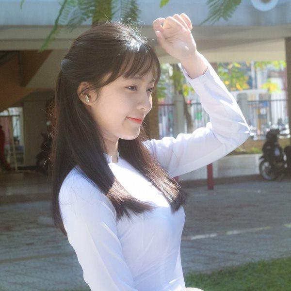 Nữ sinh Đà Nẵng gây bão mạng với loạt ảnh mặc áo dài đẹp xuất sắc-1