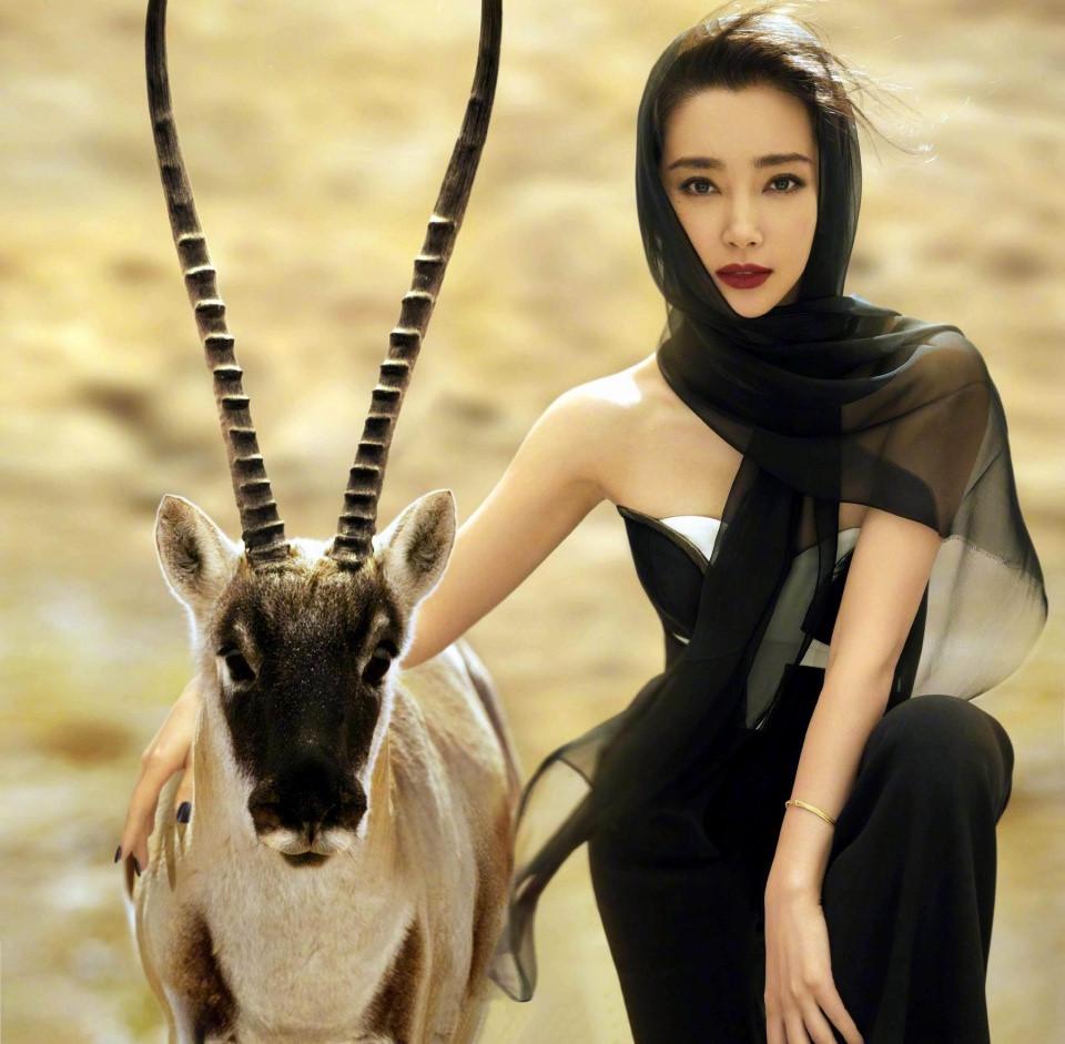 Lý Băng Băng tuổi U50: Vẫn trẻ như gái đôi mươi, bạn trai kém 16 tuổi-13