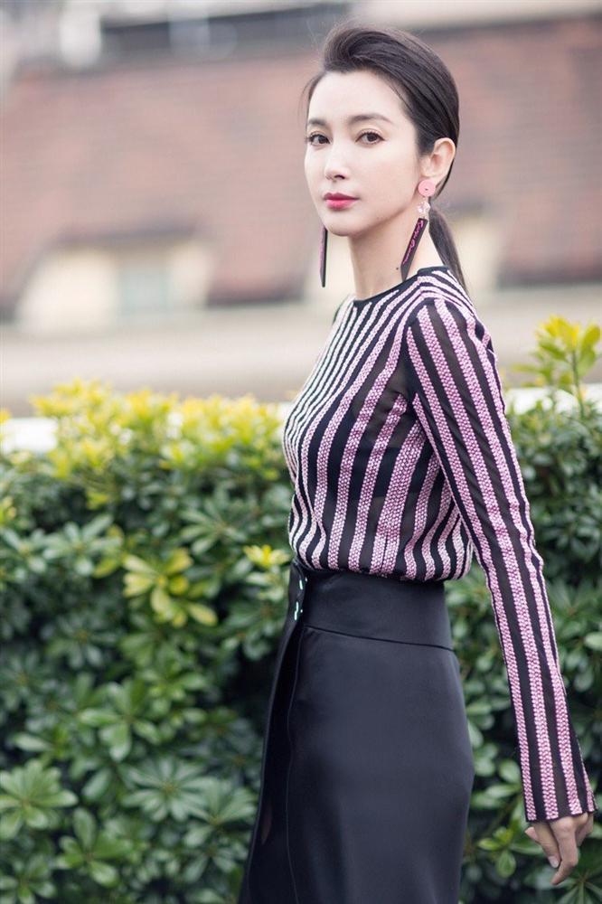 Lý Băng Băng tuổi U50: Vẫn trẻ như gái đôi mươi, bạn trai kém 16 tuổi-9