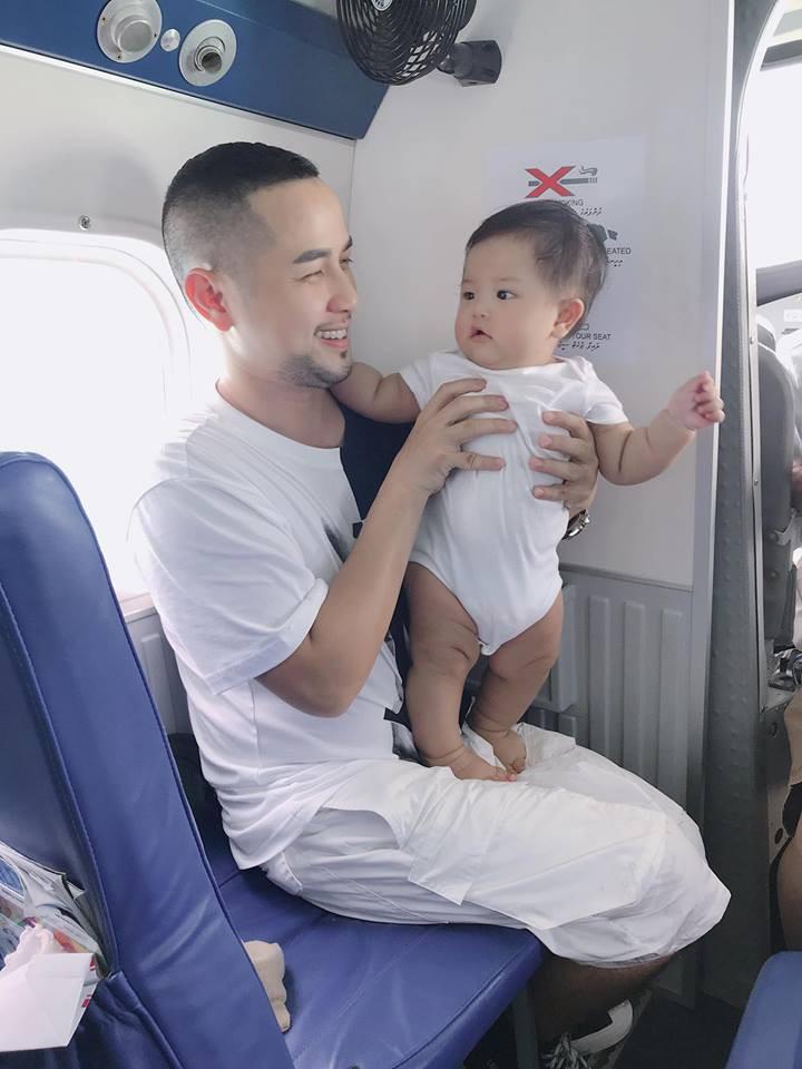 Kỉ niệm 1 năm ngày cưới, vợ chồng anh trai ca sĩ Bảo Thy chơi lớn khi quyết định cùng con gái gần 1 tuổi du lịch Maldives-1