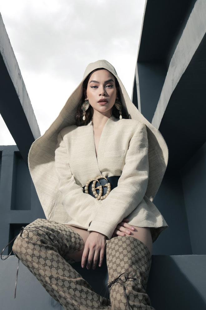 Hồ Ngọc Hà và Tóc Tiên đụng hàng: nàng thì bị chê như mặc đồ tang, cô lại làm fan tưởng mới té núi-3