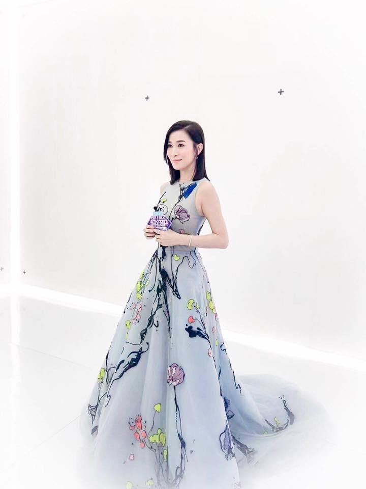 Ác dơ trên phim, ngoài đời Nhàn Phi Xa Thi Mạn sở hữu phong cách chất chơi chẳng ai biết cô ấy đã 43 tuổi-6