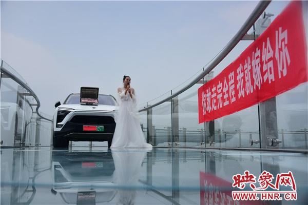 Cô gái mặc váy cưới, mang tiền và siêu xe lên cầu kính trên không để… thử thách người yêu mắc chứng sợ độ cao-1