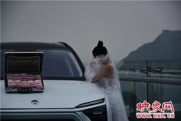 Cô gái mặc váy cưới, mang tiền và siêu xe lên cầu kính trên không để… thử thách người yêu mắc chứng sợ độ cao-4