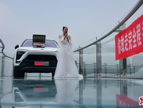 Thót tim nhảy qua cây cầu đứt đoạn, sảy chân là rơi xuống vực-1