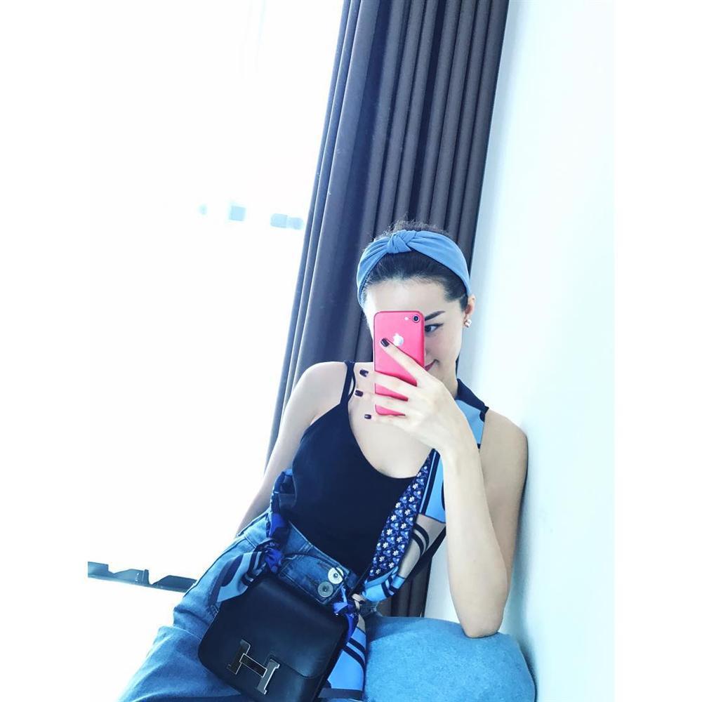 Chỉ là đi dự sự kiện thôi mà Lan Khuê và ông xã tương lai cũng hào hứng đến lạ-6