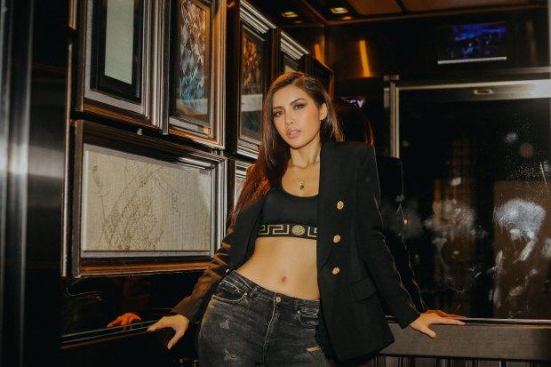 Minh Tú khoe eo tí hon, đọ dáng quyến rũ cùng Rima Thanh Vy-3