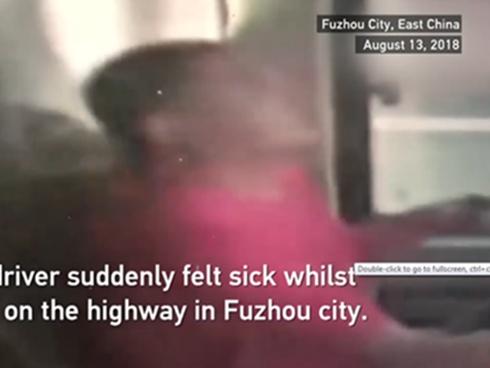 Clip: Lên cơn đau dữ dội, tài xế anh hùng cứu mạng 12 người trước khi chết