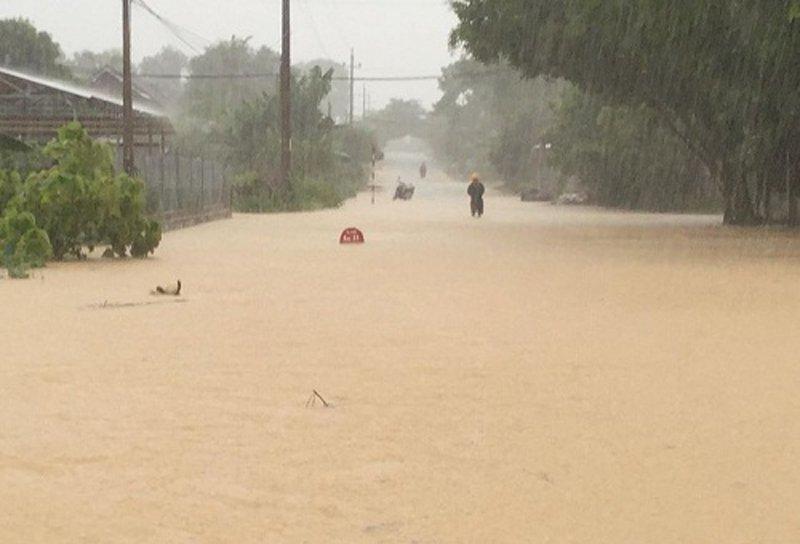 Mưa lũ hoành hành ở Nghệ An, 2 người chết-2