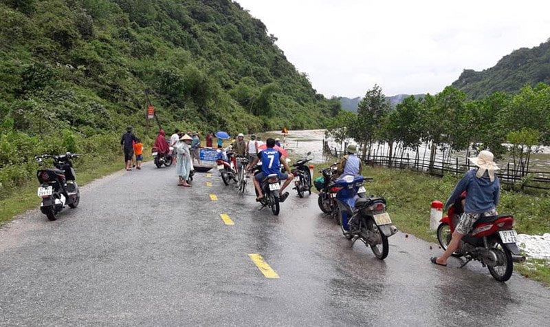 Mưa lũ hoành hành ở Nghệ An, 2 người chết-4