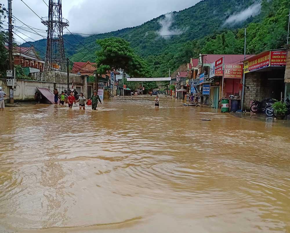 Mưa lũ hoành hành ở Nghệ An, 2 người chết-5