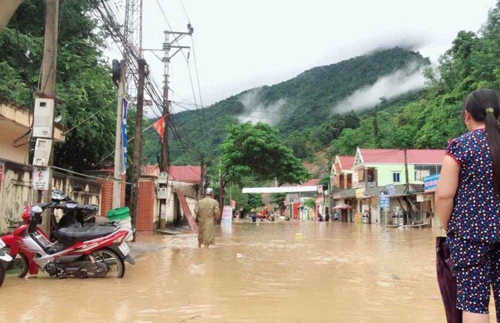 Mưa lũ hoành hành ở Nghệ An, 2 người chết-10