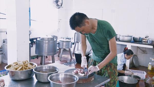 Mr Cần Trô thái thịt lợn nhoay nhoáy, Đại Nhân đứt từng đoạn ruột khi chặt thịt gà mà ngỡ sát sinh-3