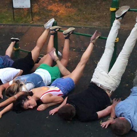 Hội con nhà giàu tích cực lăng xê mốt chụp ảnh ngã sấp mặt khiến dân tình cười muốn xỉu-8