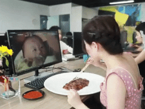 Trổ tài nướng vịt bằng lu nước cực siêu, thánh ăn công sở hóa ra cũng là fan cuồng Diên Hi Công Lược-1