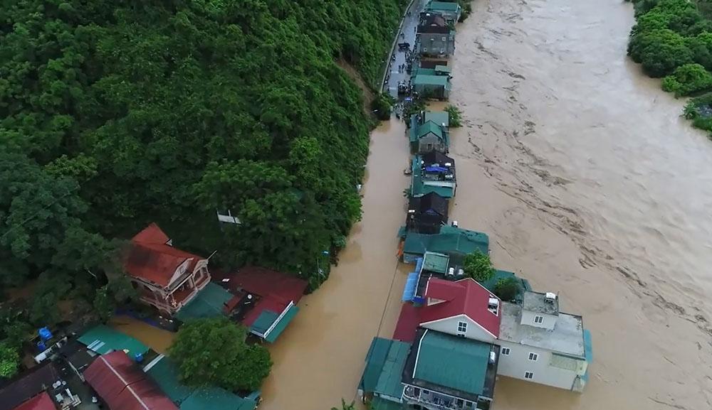 Nước lũ cuồn cuộn chờ nuốt nhà chênh vênh bên sông-3