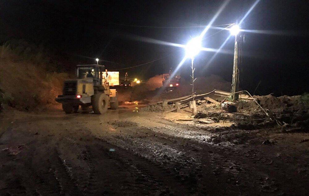 Nước lũ cuồn cuộn chờ nuốt nhà chênh vênh bên sông-4