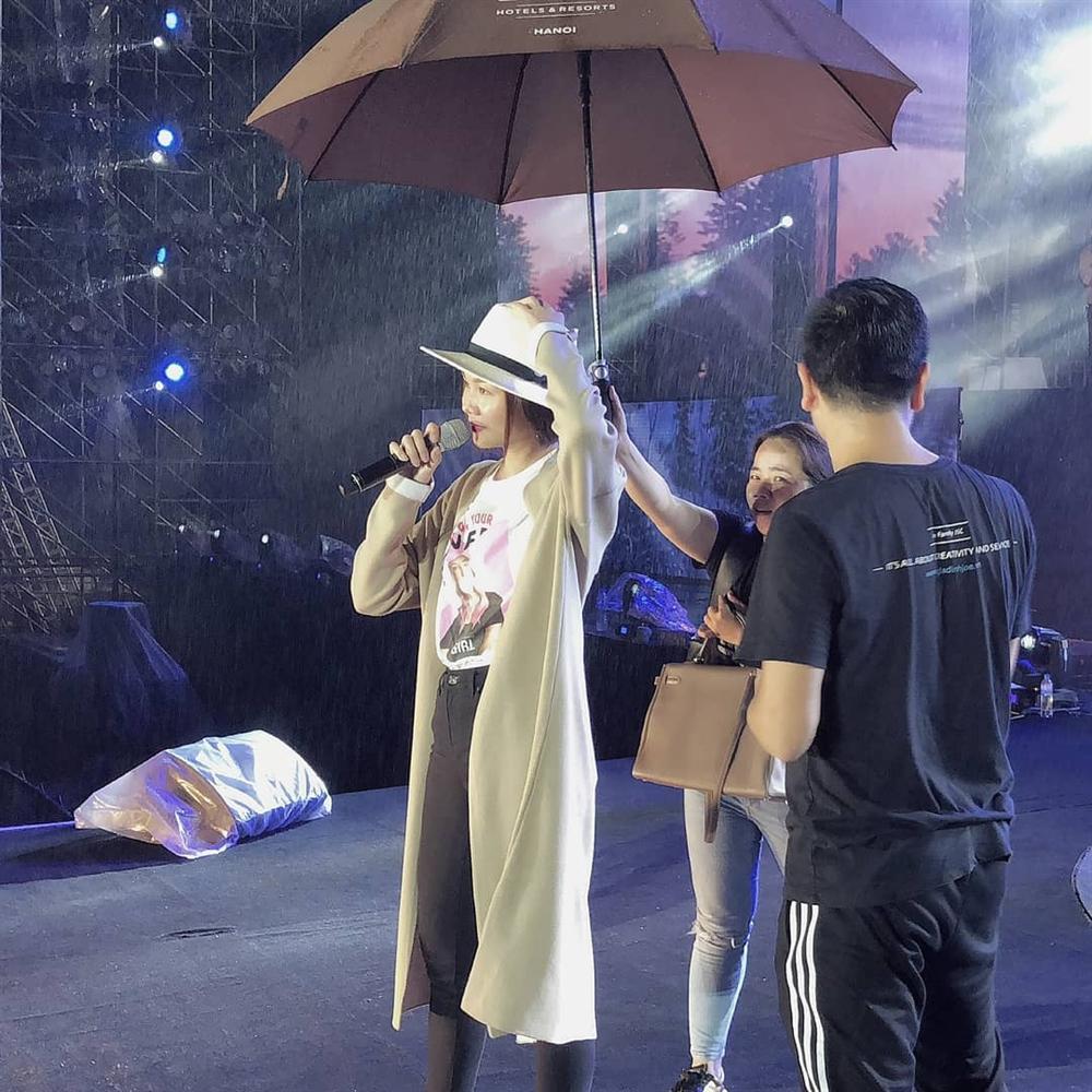 Á hậu Tú Anh thừa nhận: Từ ngày lấy chồng xong tôi hiền thật đấy-11