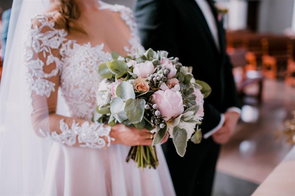 Cô dâu tái mặt khi nhận phong bì nghìn đô từ vị khách trong đám cưới-1