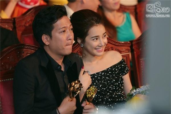 Sau 3 tuần ẵm vị trí top 1 tin đồn sao Việt, Nhã Phương - Trường Giang tiếp tục soán ngôi với nghi án đính hôn vào 24/8-1