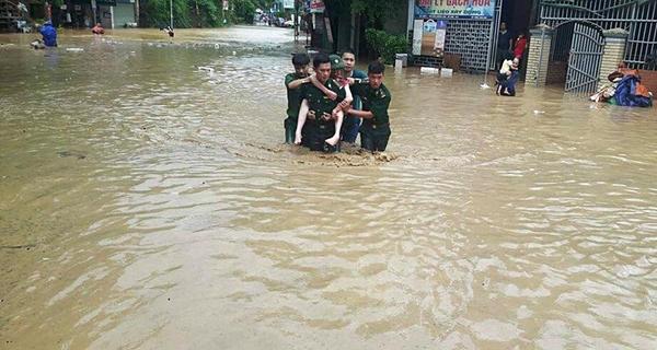 Chạy lũ xuyên đêm, 5 người chết ở Nghệ An-9