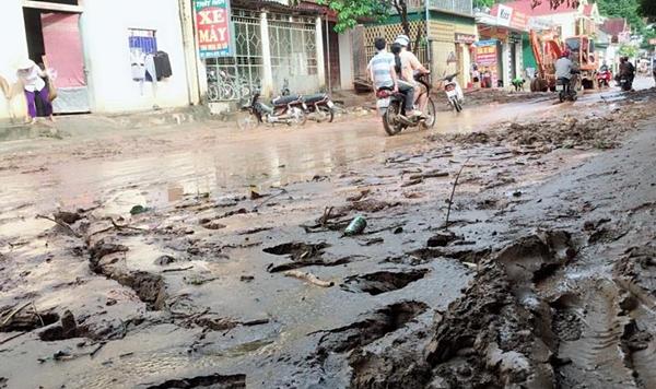 Chạy lũ xuyên đêm, 5 người chết ở Nghệ An-11