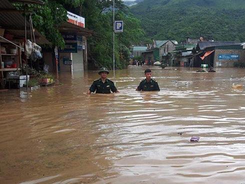 Chạy lũ xuyên đêm, 5 người chết ở Nghệ An