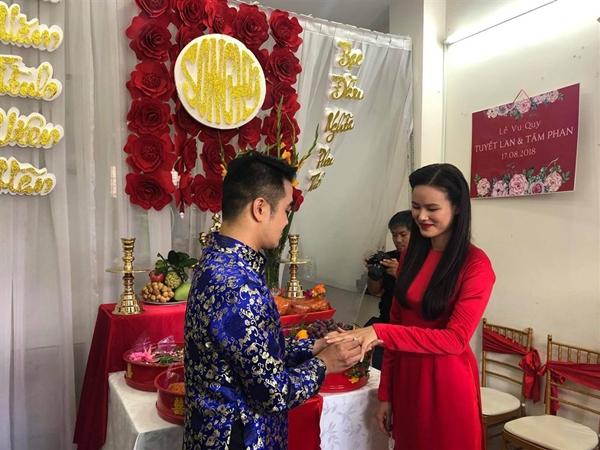 Cô dâu Tuyết Lan trao nụ hôn ngọt ngào thay ngàn lời yêu thương dành cho người đàn ông của đời mình-1