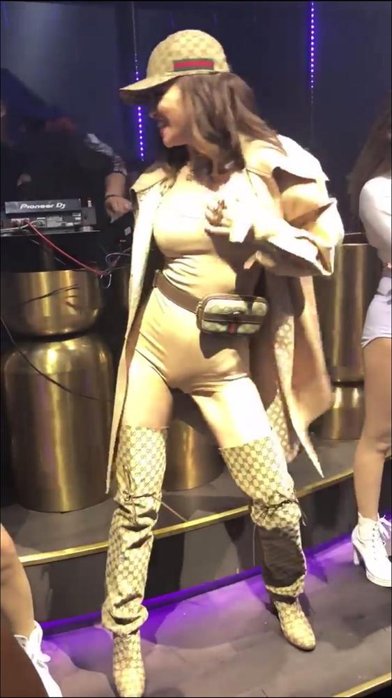 Hồ Ngọc Hà lại bị anti fan bóc phốt bụng to tướng trong bar khác xa ảnh tự đăng trên Facebook-3