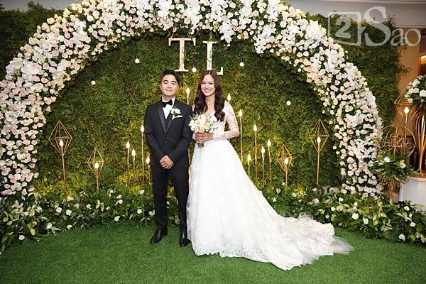 Cô dâu Tuyết Lan xuất hiện lộng lẫy cùng chồng-1