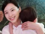 Bà xã Bae Yong Joon bị chỉ trích khi đăng ảnh cùng con trai