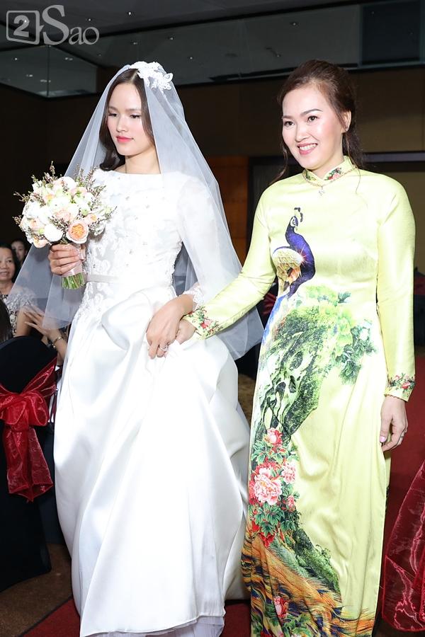 Tuyết Lan hôn chồng đắm đuối và hạnh phúc-1