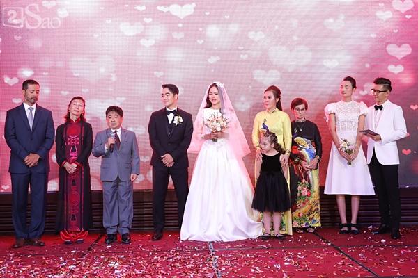 Tuyết Lan hôn chồng đắm đuối và hạnh phúc-2