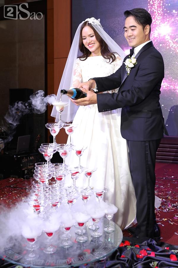 Tuyết Lan hôn chồng đắm đuối và hạnh phúc-3