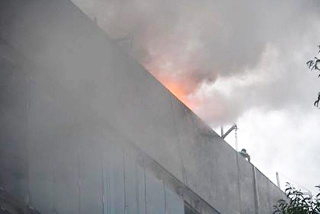 Hà Nội: Cháy công trình trên đường Cầu Giấy, khói bốc cao chục mét-2