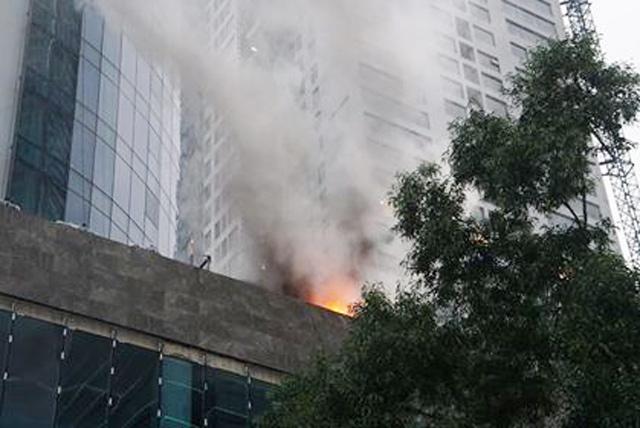 Hà Nội: Cháy công trình trên đường Cầu Giấy, khói bốc cao chục mét-3