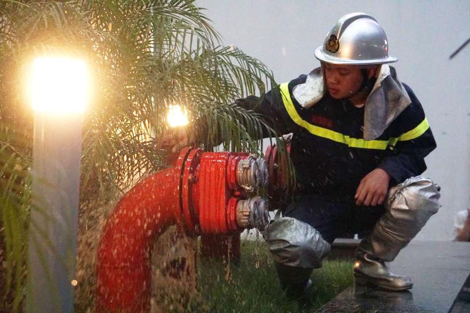 Hà Nội: Cháy công trình trên đường Cầu Giấy, khói bốc cao chục mét-6