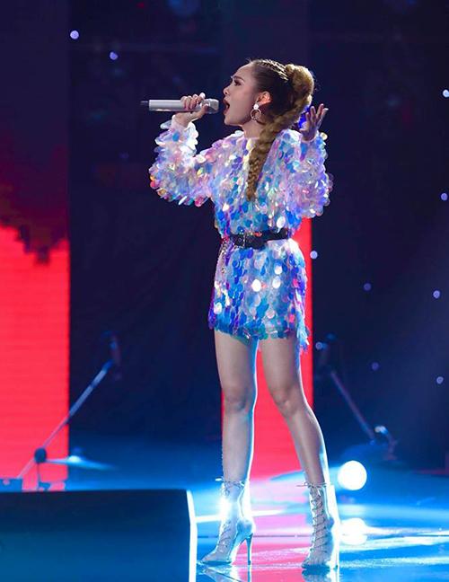 Kiểu áo vẩy cá lấp lánh được các người đẹp Vbiz diện tới tấp-2